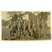 Soldati SA davanti alla caserma